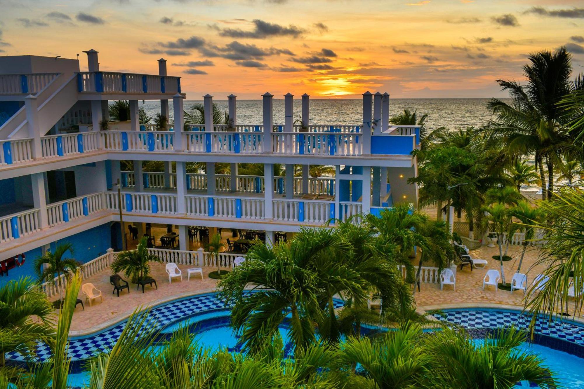 Hotel Isla Magica Ковеньяс Экстерьер фото