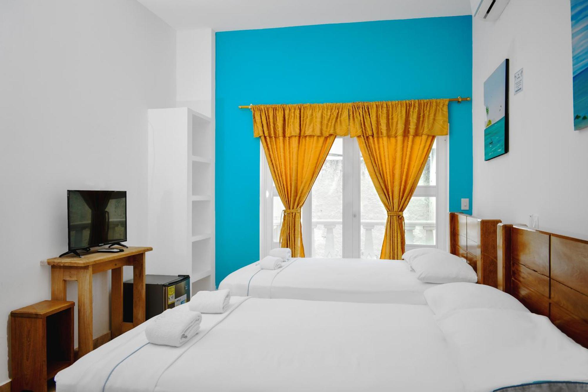 Hotel Isla Magica Ковеньяс Экстерьер фото