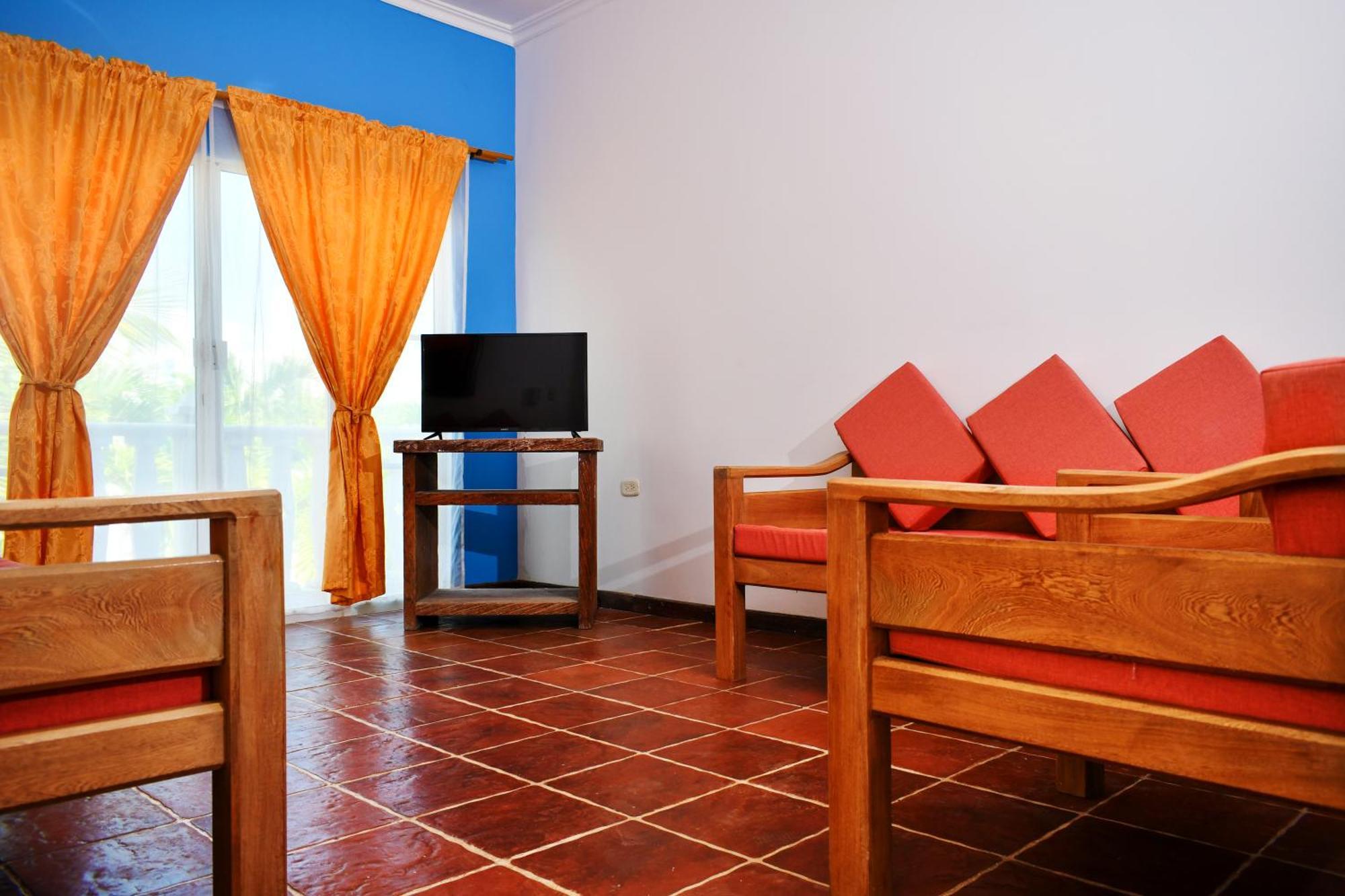 Hotel Isla Magica Ковеньяс Экстерьер фото