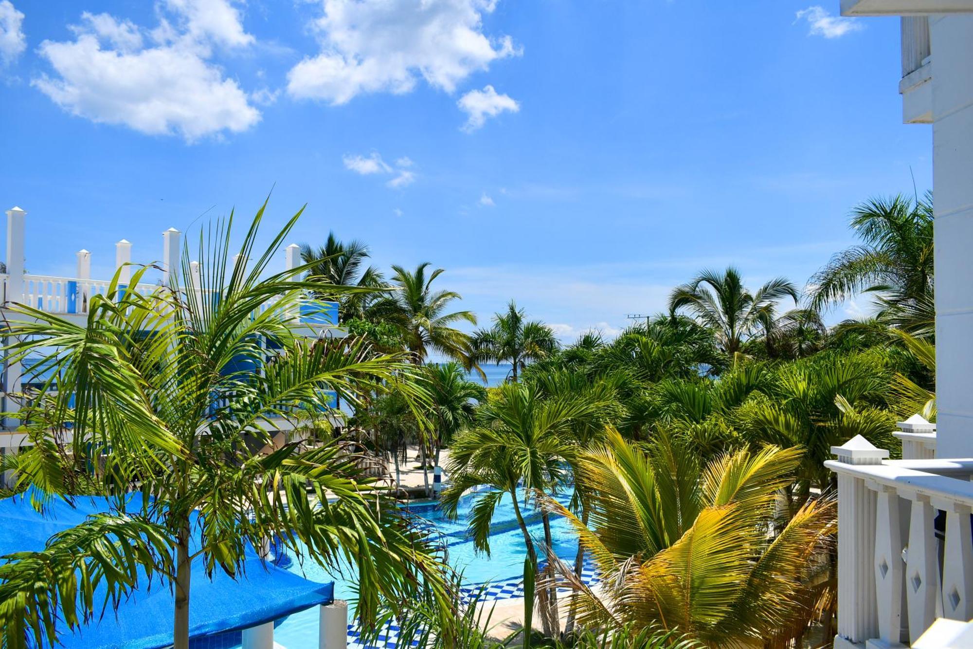 Hotel Isla Magica Ковеньяс Экстерьер фото