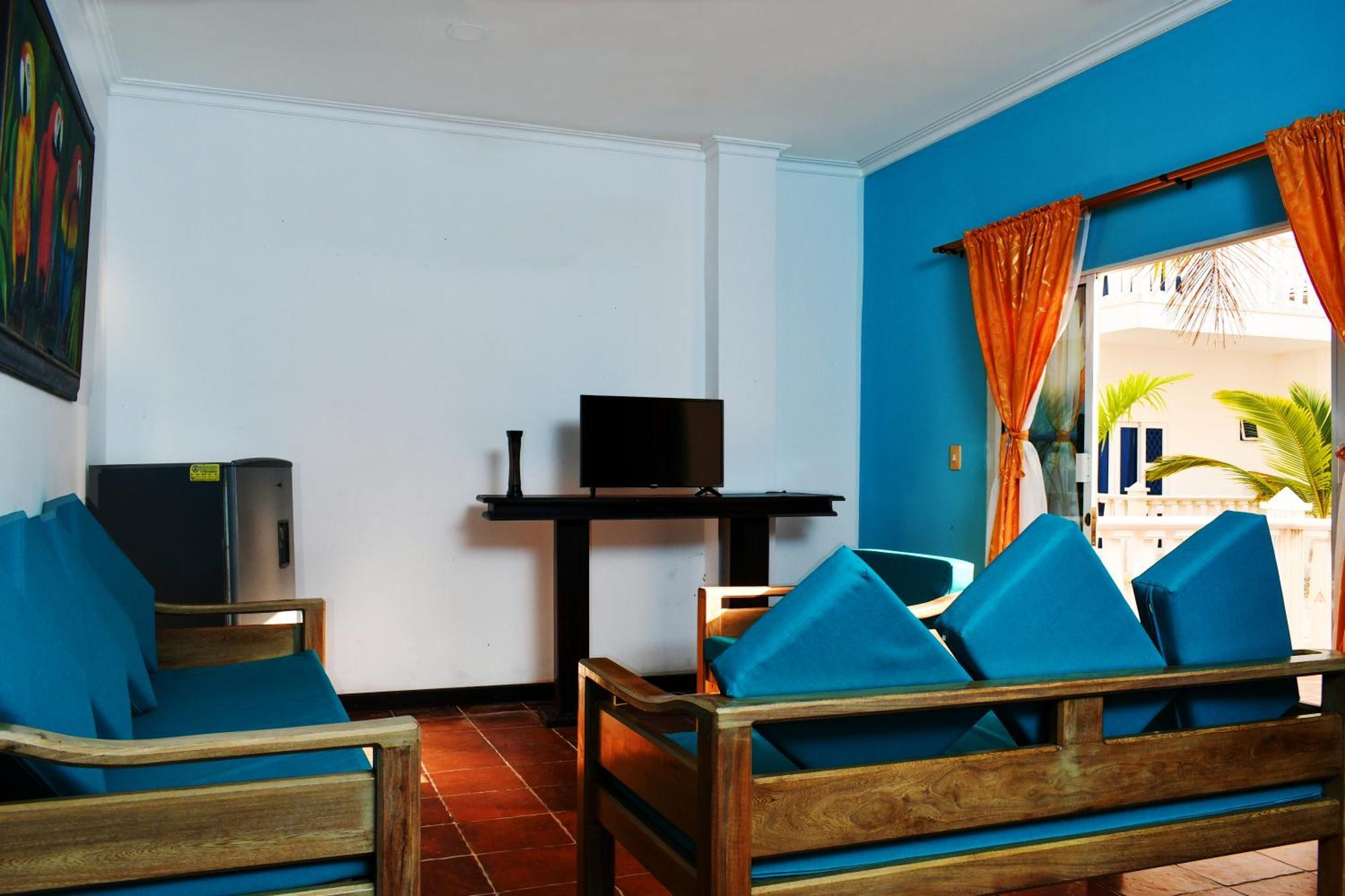 Hotel Isla Magica Ковеньяс Экстерьер фото
